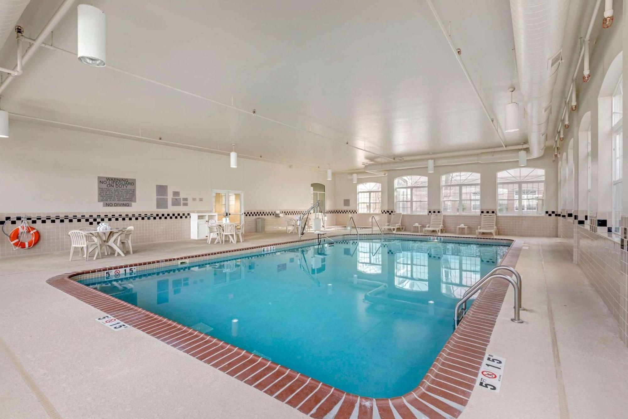 Country Inn & Suites By Radisson, Elk Grove Village-Itasca Bagian luar foto
